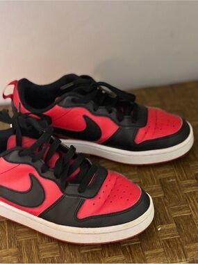 Nike Kids Black and Red Low-Top Sneakers